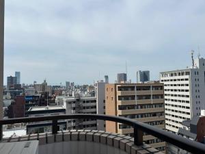 Uma vista geral de Osaca ou a vista da cidade a partir do apartamento