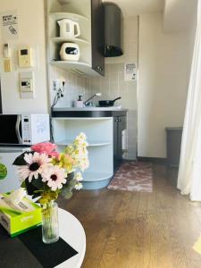 A cozinha ou kitchenette de Lucky sky903周围设施配套齐全1Ldk可容纳5人 徒步心斋桥商圈 高楼层俯瞰大阪