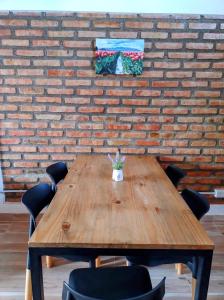 埃斯克尔FLAMENCOS Apart的砖墙前的一张木桌和椅子 更多20张照片