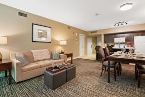 ein Wohnzimmer mit Couch und ein Esszimmer in der Unterkunft King Bed, Balcony, Pool, Hot Tub, Sauna in Edgar