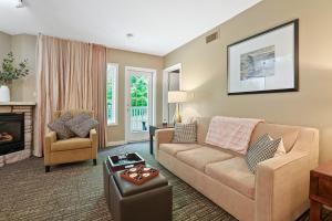 King Bed, Balcony, Pool, Hot Tub, Sauna في Edgar: غرفة معيشة مع أريكة وكرسي