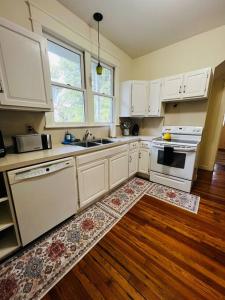 Una cocina o cocineta en 4 Bedroom DC's Best Location with Parking, Walk to Clarendon Metro, Shopping and Nightlife!