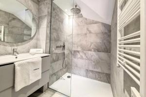 Et badeværelse på Résidence Caseblanche - Chalet La Retreat MAE-2984