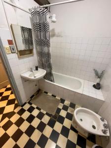 Un baño de Downtown Room