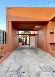 Un garaje con puerta blanca en un edificio. en Casa da Ria, en Faro