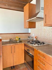 Una cocina con gabinetes de madera y un horno de estufa. en Casa da Ria, en Faro 11 fotos más