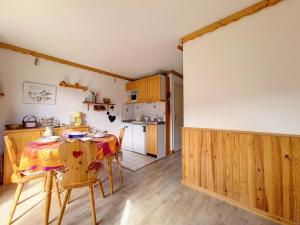 una cucina e una sala da pranzo con tavolo e sedie di Résidence Sarvan - Studio fonctionnel · Au pieds des pistes · Balcon MAE-3204 a Les Menuires Altre 5 foto