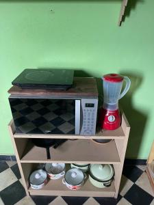 Una cocina o cocineta en Downtown Room