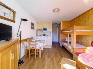 Piccola camera con letto a castello e cucina. di Résidence Grande Masse - Studio lumineux · Départ et retour skis aux pieds · Balcon MAE-3354 a Les Menuires