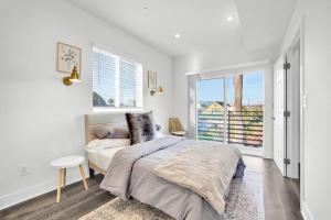 Postel nebo postele na pokoji v ubytování Fresh & New Downtown La Condo!