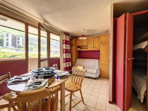una sala da pranzo con tavolo e sedie e una camera da letto di Résidence Sarvan - Appartement · Balcon · Quartier Preyrand · Pied des pistes MAE-4594 a Les Menuires