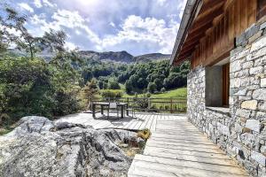 Nespecifikovaný výhled na hory nebo výhled na hory při pohledu z chaty