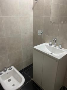 un baño con lavabo e inodoro en Departamentos Ohana, en San Ramón de la Nueva Orán