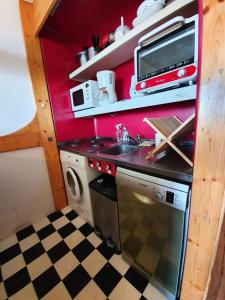 O bucătărie sau chicinetă la Résidence Varet 3 - Studio cabine 4 personnes MAE-5801