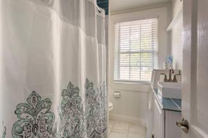 Et badeværelse på 4 Minute Walk To North Beach! Classic Cottage! + 20 billeder