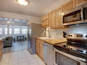 Køkken eller tekøkken på 4 Minute Walk To North Beach! Classic Cottage!