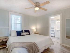 En eller flere senge i et værelse på 4 Minute Walk To North Beach! Classic Cottage!