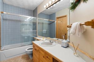 ディロンにあるEast Bay Condos 111の洗面台、シャワー、トイレ付きのバスルーム +30枚の写真