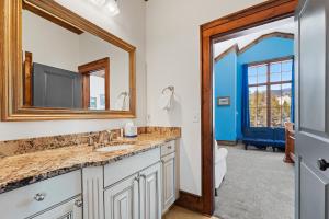 ein Badezimmer mit Waschbecken und Spiegel in der Unterkunft Soda Ridge 1608 in Keystone + 71 Fotos