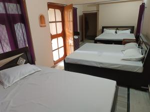 Postel nebo postele na pokoji v ubytování RaghuvarDham Delux AC 3 Double Beds