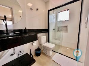 a bathroom with a shower and a toilet and a sink at Aconchegante apartamento a 3 min. do Beto Carrero e Praia in São Lídio