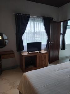 TV a/nebo společenská místnost v ubytování Sujiwa Ubud Hotel & Villa