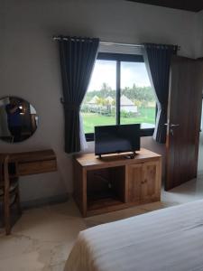 TV a/nebo společenská místnost v ubytování Sujiwa Ubud Hotel & Villa