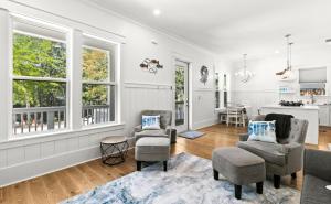 Una sala de estar con dos sillas y una mesa. en Barefoot Bayou, en Santa Rosa Beach