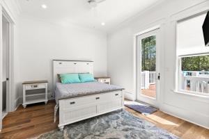 un dormitorio con una cama y una ventana en Barefoot Bayou, en Santa Rosa Beach