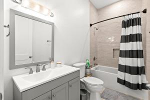 Un baño con lavabo, inodoro y bañera. en Barefoot Bayou, en Santa Rosa Beach 34 fotos más