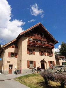 a large building with a gambrel roof on top of it at Résidence Maison De Pays La Villette - Appartement type chalet rénové · Accès pistes par navette · Vue panoramique MAE-2904 in Saint-Chaffrey