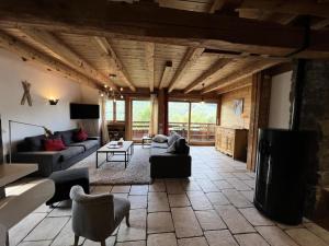a living room with a couch and a table and chairs at Résidence Maison De Pays La Villette - Appartement type chalet rénové · Accès pistes par navette · Vue panoramique MAE-2904 in Saint-Chaffrey
