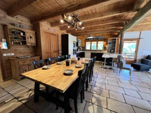 a dining room and kitchen with a wooden table and chairs at Résidence Maison De Pays La Villette - Appartement type chalet rénové · Accès pistes par navette · Vue panoramique MAE-2904 in Saint-Chaffrey +14 photos
