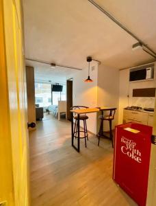 Una habitación con una mesa y sillas y una cocina. en Loft con vista, Diseño autentico y Ubicacion PRIME, en Manizales