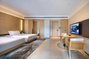 Guilin Yangshuo Nine Roots Luxury Hotel的电视和/或娱乐中心