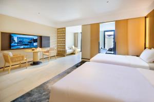 Guilin Yangshuo Nine Roots Luxury Hotel客房内的一张或多张床位