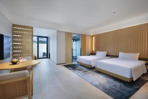 Guilin Yangshuo Nine Roots Luxury Hotel客房内的一张或多张床位