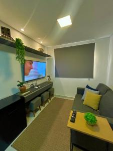 ein Wohnzimmer mit Couch und Flachbildfernseher in der Unterkunft #1 Apto TOP próx Metrô-Allianz Parque-Pró Magno in São Paulo