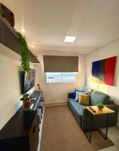 ein Wohnzimmer mit einem blauen Sofa und einem Tisch in der Unterkunft #1 Apto TOP próx Metrô-Allianz Parque-Pró Magno in São Paulo