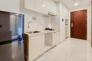 Nhà bếp/bếp nhỏ tại Warm and Comfort Stay 2BR at Sky House BSD Apartment By Travelio