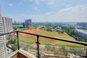 Ban công/sân hiên tại Warm and Comfort Stay 2BR at Sky House BSD Apartment By Travelio