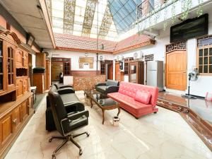 a large living room with furniture and a skylight at RedDoorz Syariah Near Alun-Alun Tulungagung in Tulungagung
