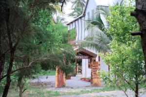 a house with a sign on the side of it at NP โฮมสเตย์ นอนเต็นท์ติดแอร์ in Ban Kaeng Manao