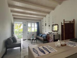 圣安德烈斯Apartamento North Wind的客厅里有一张桌子和一张沙发