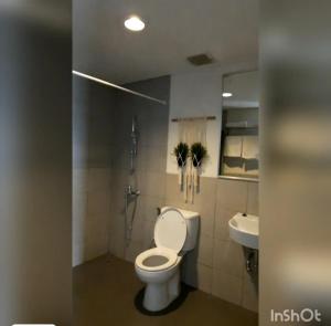 Koupelna v ubytování Apartemen Bogor Icon by Ade Properti + 31 fotografií