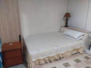Ein Bett oder Betten in einem Zimmer der Unterkunft 西濱休息站旁
