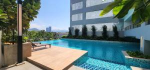 Πισίνα στο ή κοντά στο Neu Suites @ 3rdNvenue 003