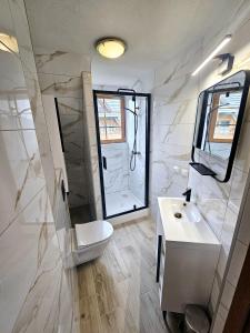 Kúpeľňa v ubytovaní Apartament Antonio + 18 fotografií