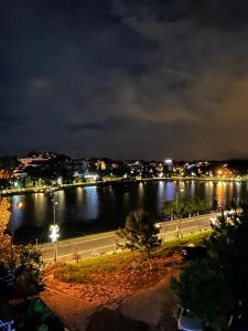 uitzicht op een rivier in de nacht met een stad bij Thanh Loan Hotel DL - by BAY LUXURY in Da Lat