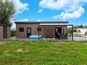 Bazén v ubytování Holiday Home in Molenschot near Nature Reserves nebo v jeho okolí